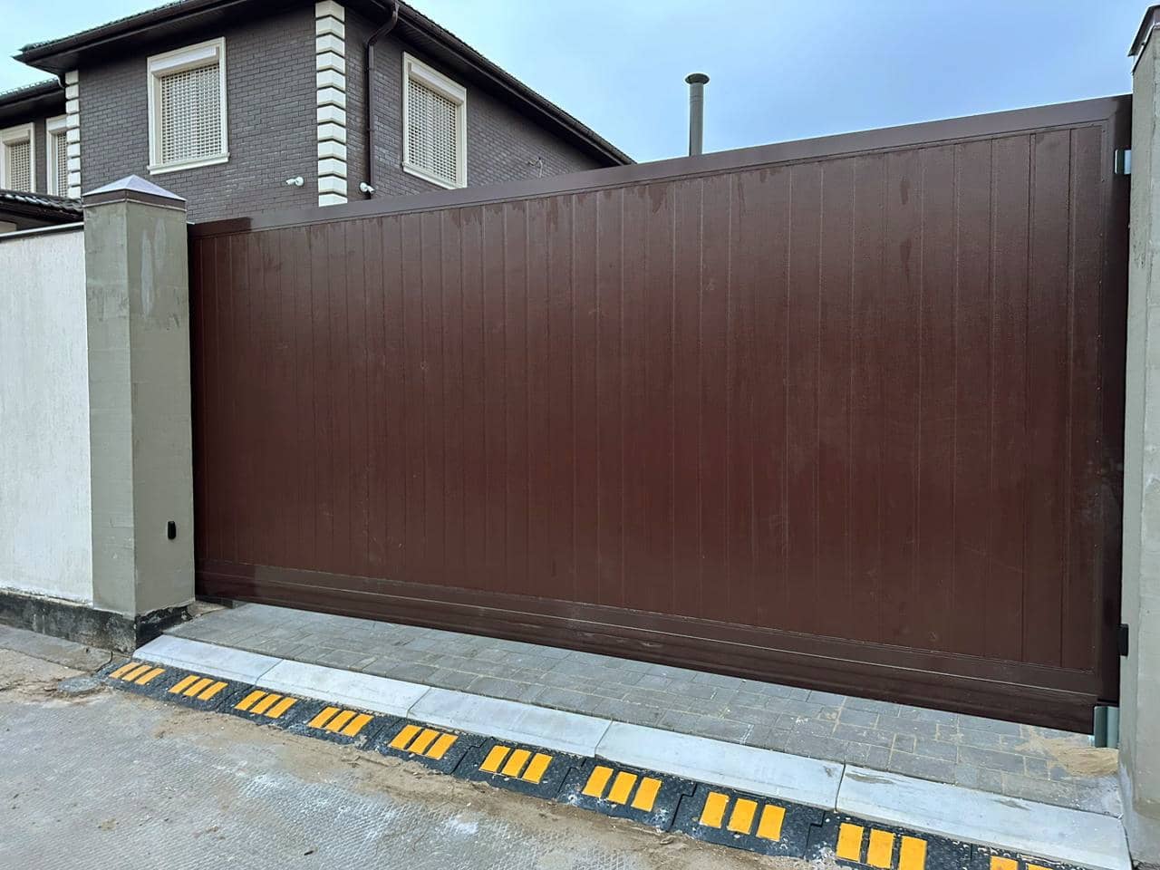 Уличные ворота DoorHan в Владивостоке с установкой